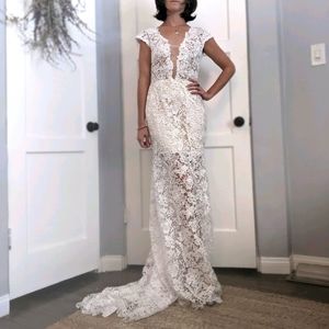 Bridess Plunge Neck Open Back Lace Wedding Dress
